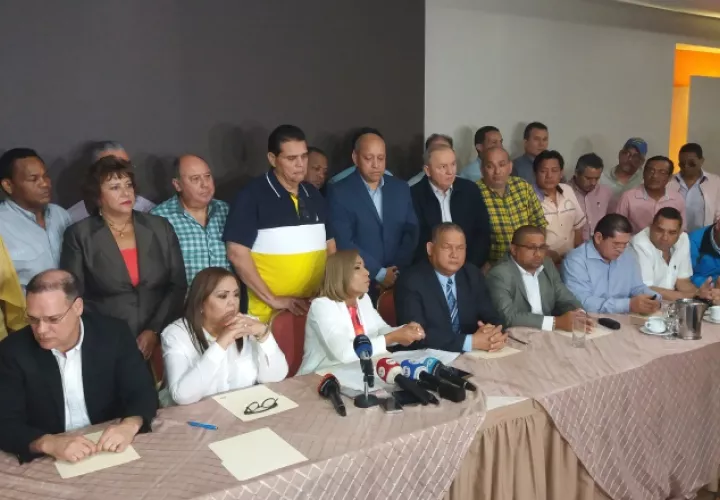 Miembros de las bancadas del PRD y del CD durante la reunión sostenida en el día de ayer. /Foto Luis Avila