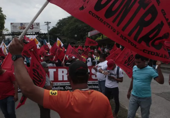 Los trabajadores siguen en espera de los acuerdos a los que se puedan llegar para su beneficio salarial. Foto: Víctor Arosemena.