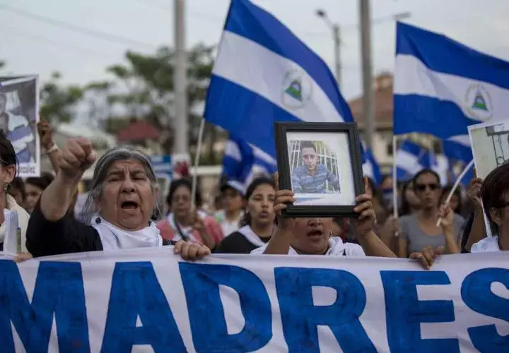 Familiares de las personas fallecidas salen a las calles a exigir que las autoridades investiguen las muertes. EFE