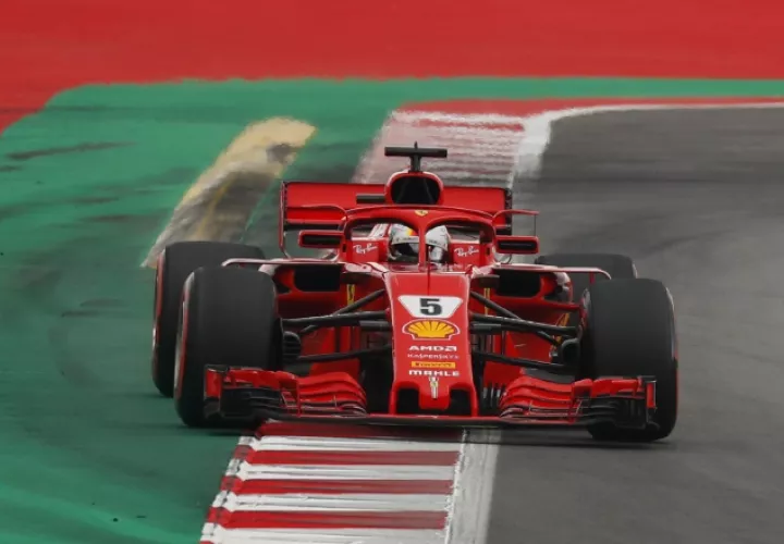 Vettel se vio obligado a realizar dos paradas debido a la degradación de sus gomas. /Foto AP