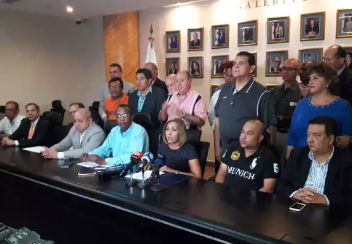 Los diputados de oposición denunciaron que el contralor Federico Humbert ha incurrido en  extralimitación de funciones y abuso de autoridad. /Foto Cortesía Asamblea