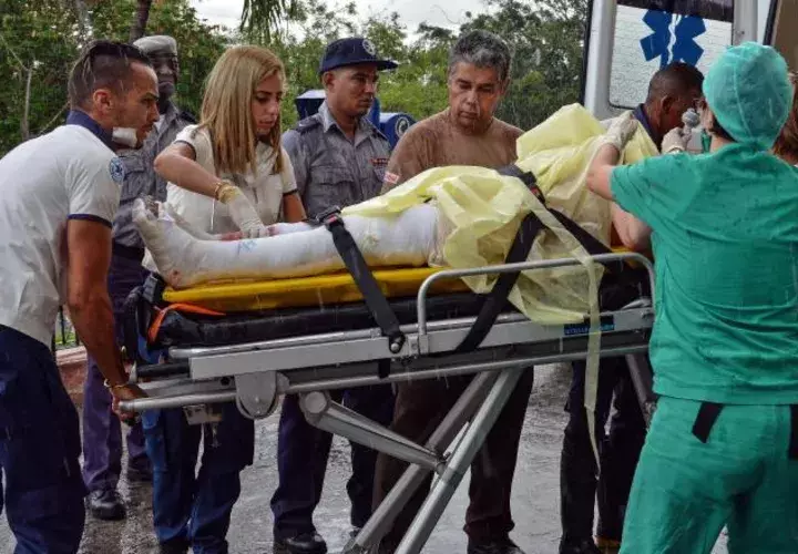 Una sobreviviente del avión que se estrelló ayer es transportada hacia el hospital Calixto García de La Habana (Cuba).  EFE