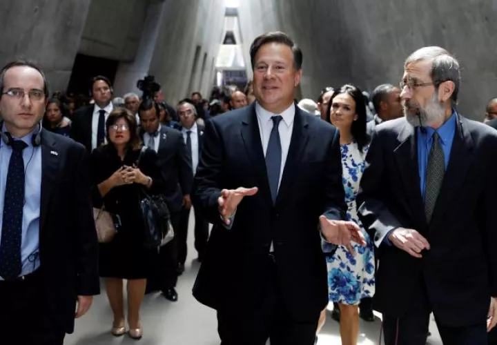 El presidente Juan Carlos Varela (c) en museo en Jerusalén. EFE