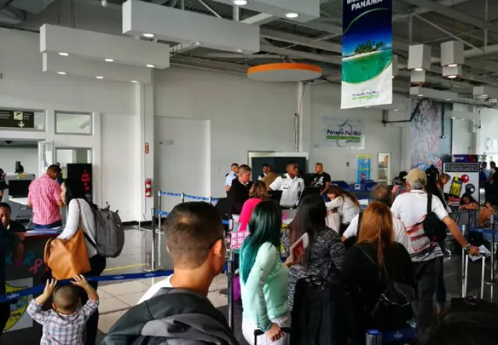 Los extranjeros acuden con regularidad a Migración para poner en orden su estatus.  