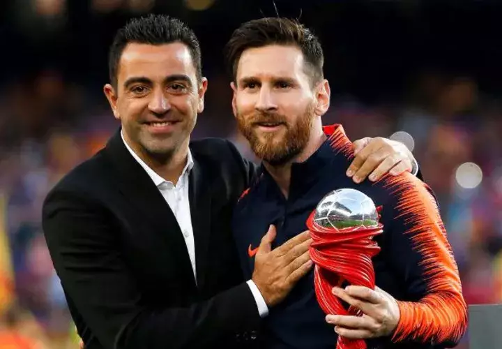 Messi, junto a su excompañero Xavi Hernández. /Foto EFE