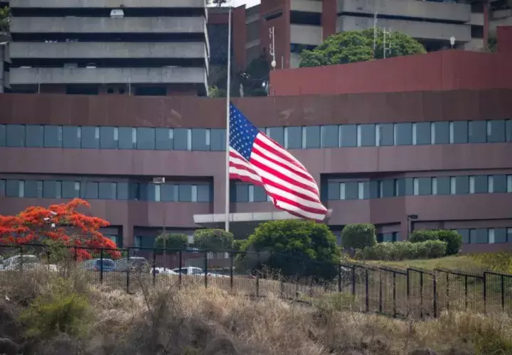 Vista externa de la Embajada de Estados Unidos en Caracas.  Nicolás Maduro declaró "persona non grata" al encargado de negocios Todd Robinson. EFE