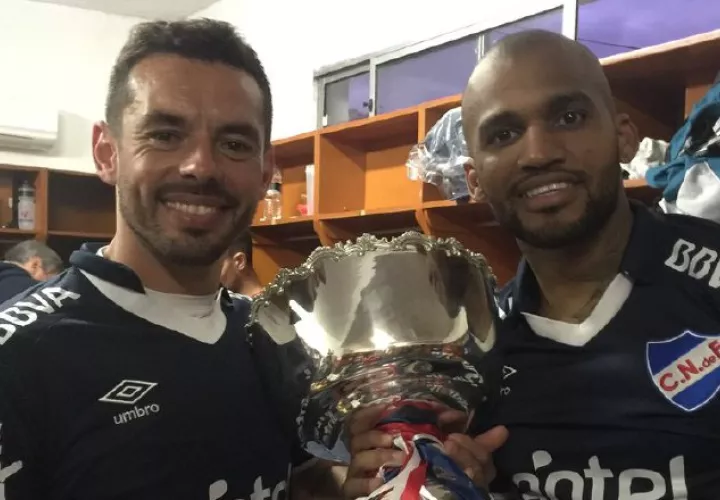 Luis Mejía posa con uno de los títulos obtenidos con el Nacional.