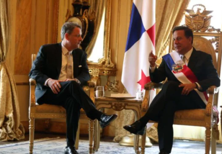 El presidente Varela en compañía de su amigo el exembajadior Feeley.