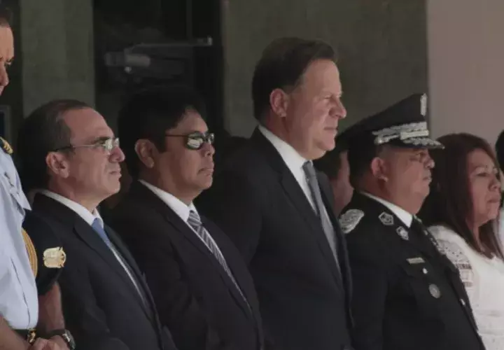 Rolando "Picuiro" López, junto al presidente Varela; el ministro de Seguridad, Alexis Bethancourt, y el director de la Policía Nacional, Omar Pinzón. /Foto Víctor Arosemena