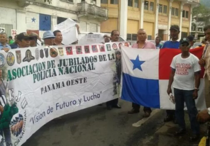 Protesta frente a la Asamblea.