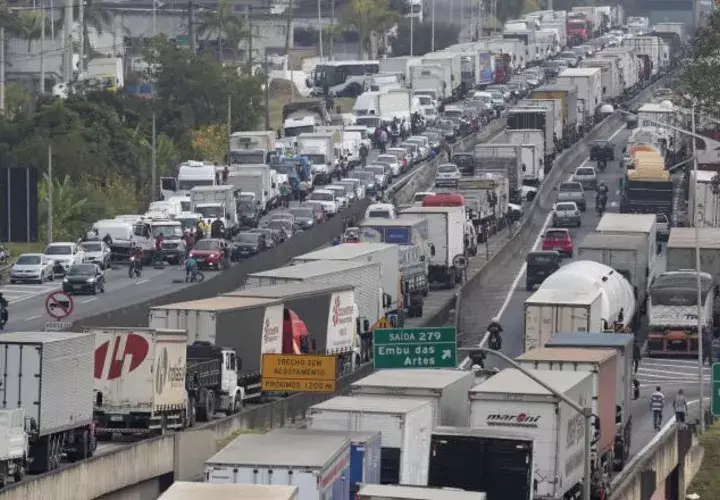 Camioneros permanecen parados en la carretera Régis Bittencourt, a 30 kilómetros de São Paulo. EFE