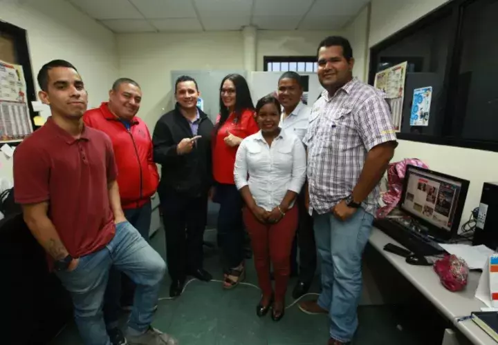 La diputada (c.) durante su visita a la redacción de Pasión Mundialista. /Foto Anayansi Gamez