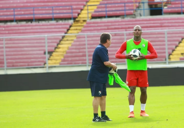 Harold Cummings conversa con el técnico "El Bolillo" Gómez. /Foto Anayansi Gamez
