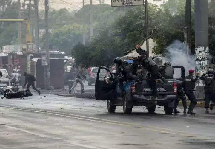 Un grupo de manifestantes se enfrentan con policías, recrudeciendo los actos de violencia en Nicaragua. EFE