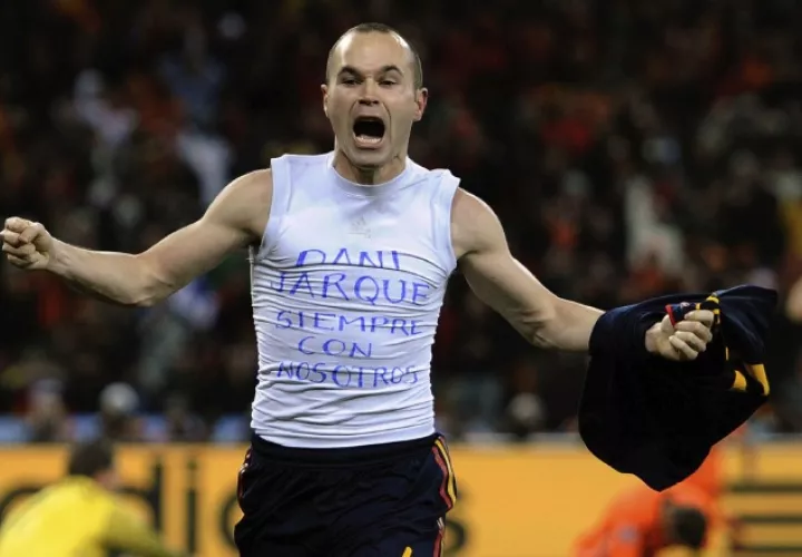 Andrés Iniesta celebra el gol que le dio la primera Copa del Mundo a España, luego de vencer a Holanda (1-0) en el estadio Soccer City. /Foto AP