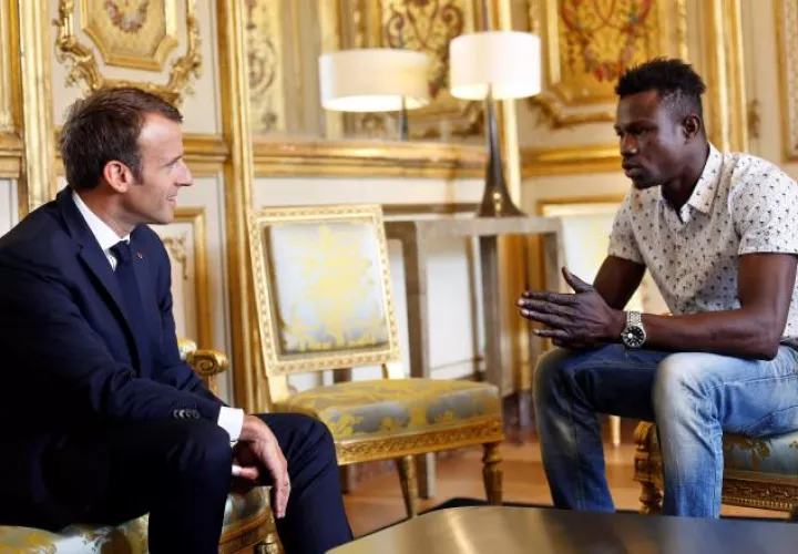 El presidente galo, Emmanuel Macron (izq), recibe al maliense Mamoudou Gassama en el Palacio del Elíseo. EFE 