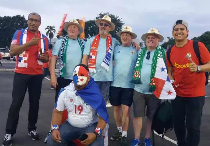 Fanáticos norirlandeses compartieron con los panameños. /Foto K. Lara