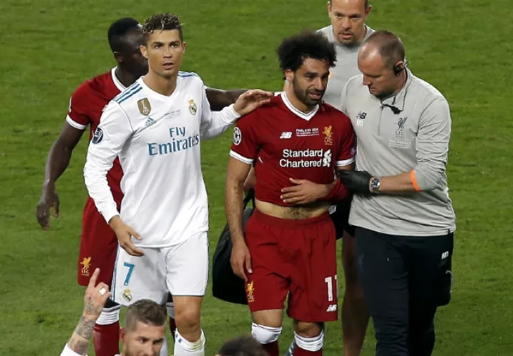 Mohamed Salah cuando era atendido por los médicos del Liverpool, luego de sufrir una lesión en el hombro izquierdo en la final de Champions League.