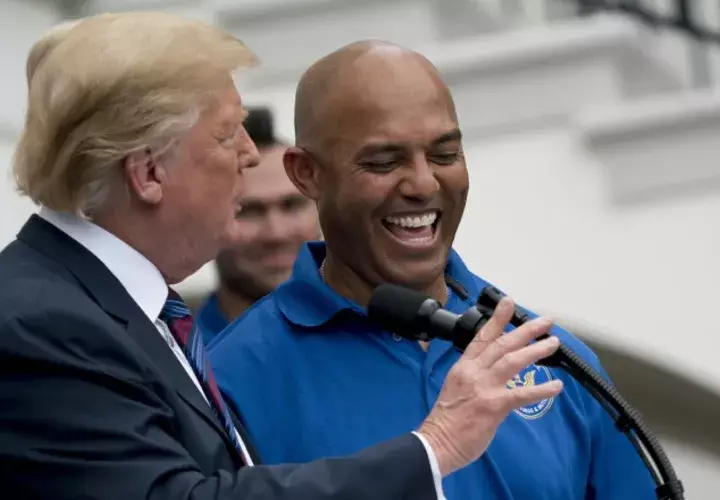 El panameño Mariano Rivera se ríe a carcajadas mientras el presidente Donald Trump le cede la palabra. /Foto AP