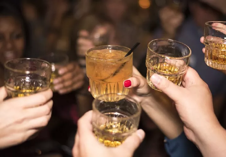 En las mujeres es de máximo 3 bebidas en un día. 