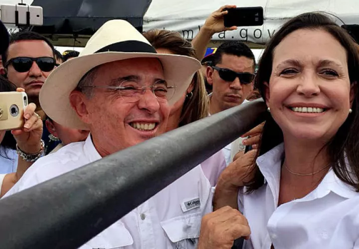 El expresidente Álvaro Uribe junto a María Corina Machado. FOTO/EFE
