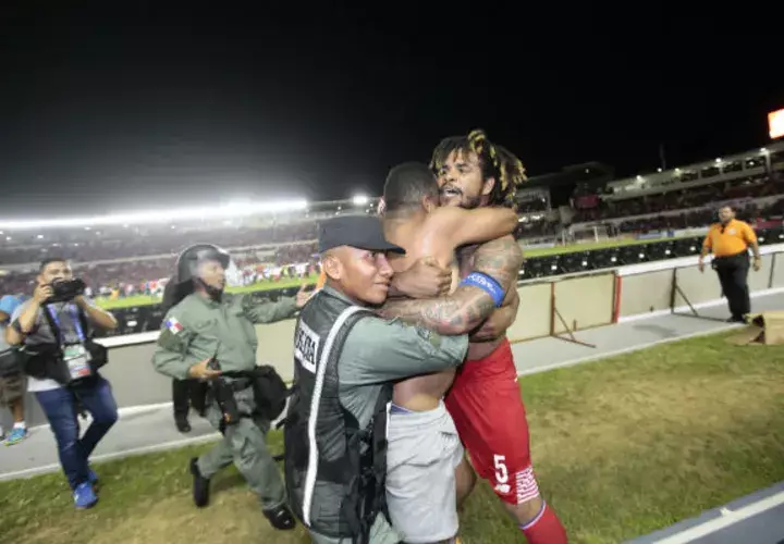 La foto que recorrió el planeta tras la clasificación de Panamá al mundial de Rusia 2018 / Foto: Anayansi Gamez.