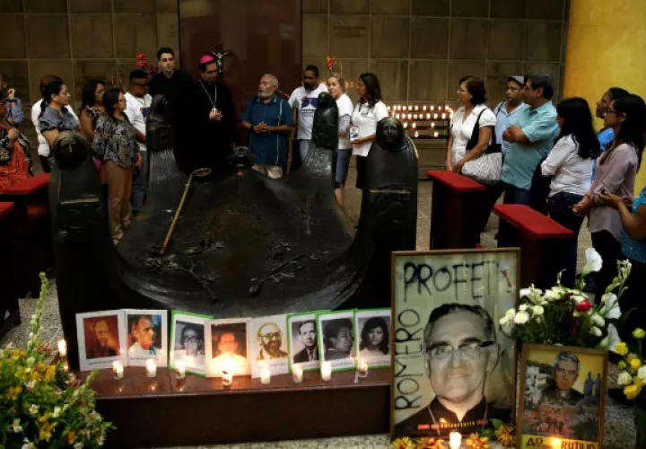 Feligreses salvadoreños participan en vigilia ante la tumba del beato Óscar Arnulfo Romero. FOTO/EFE