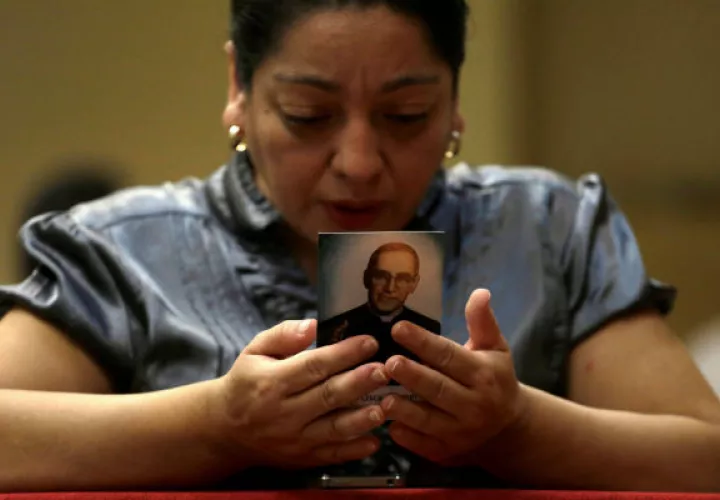 Rezan durante una vigilia por Óscar Arnulfo Romero. FOTO/EFE