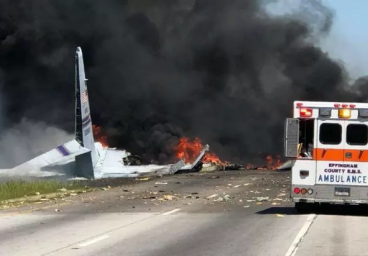 El cuerpo de bomberos acudió al área del siniestro. FOTO/AP