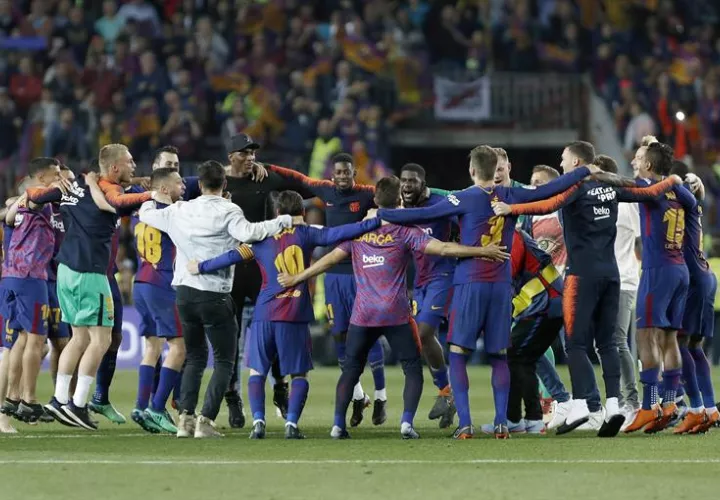 Jugadores del Barcelona celebraron con su afición el título de Liga. Foto EFE