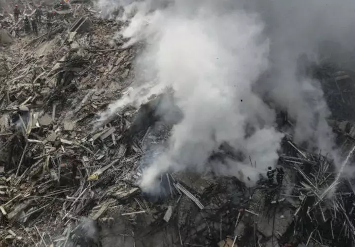 Bomberos realizan labores de búsqueda, rescate y remoción de escombros en un edificio de 24 plantas que se incendió. FOTO/EFE