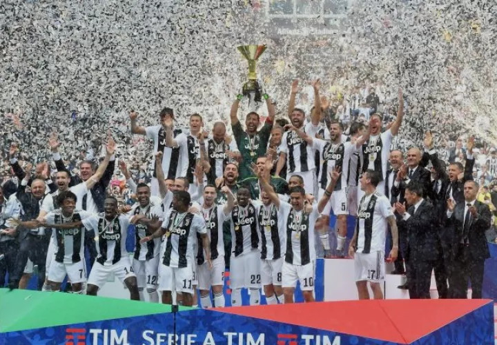 El equipo italiano recibió la copa en su estadio. Foto AP