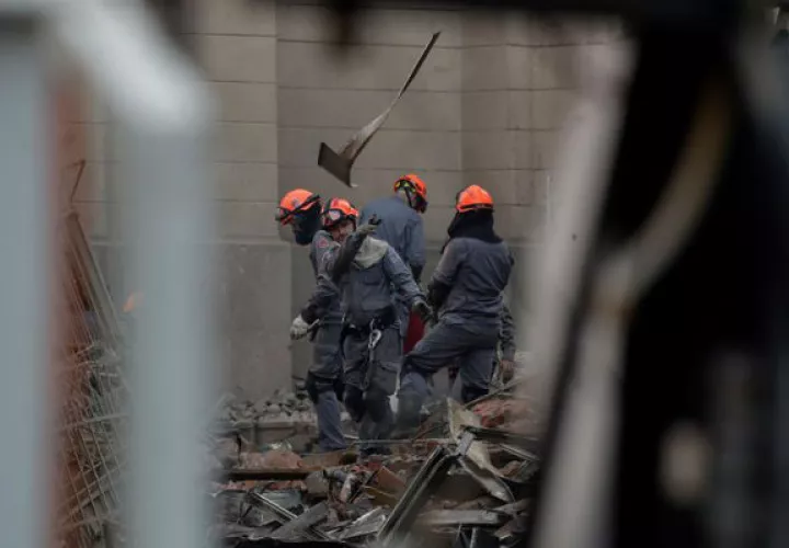 El edificio de 24 plantas se derrumbó durante un incendio. Foto: EFE