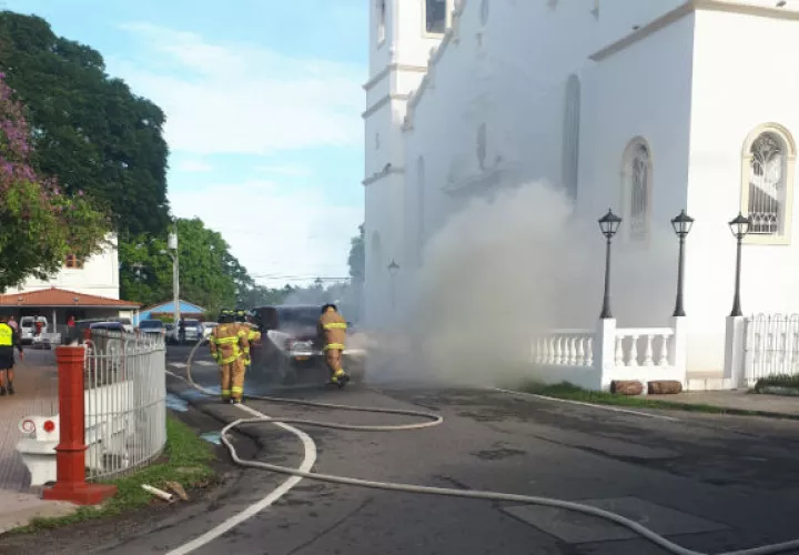 Los bomberos piden a los conductores verificar con un mecánico los carros de segunda. Foto: Elena Valdez.