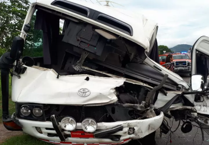 Así quedó frontalmente el autobús involucrado. Fotos: Eric A. Montenegro.