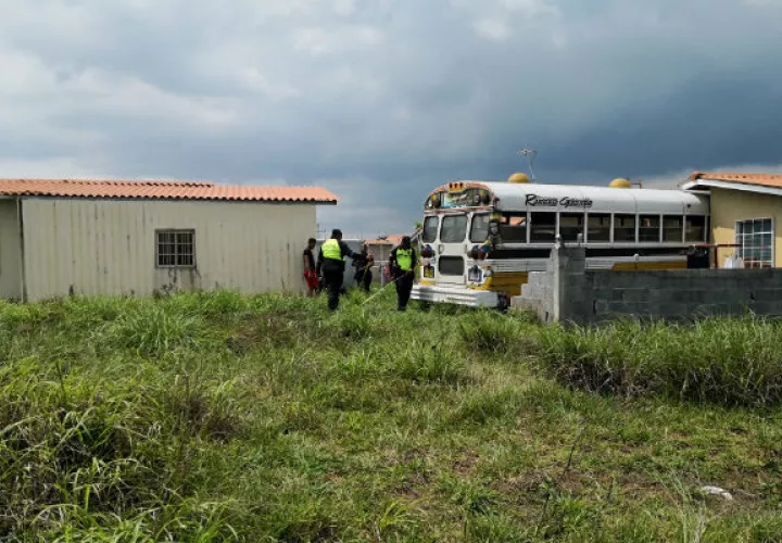 Las unidades del tránsito se mantienen en el lugar. Foto: Raimundo Rivera. 