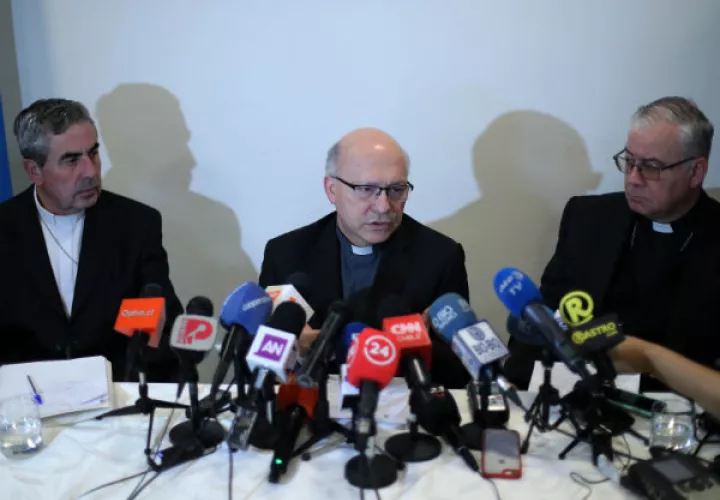 Obispos chilenos ofrecen una conferencia de prensa y son sorprendidos por una medida papal. FOTO/EFE