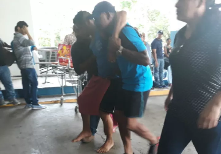 Momentos en que uno de los hijos de la pastora Morales ingresaba al cuarto de urgencias. Foto/Mayra Madrid