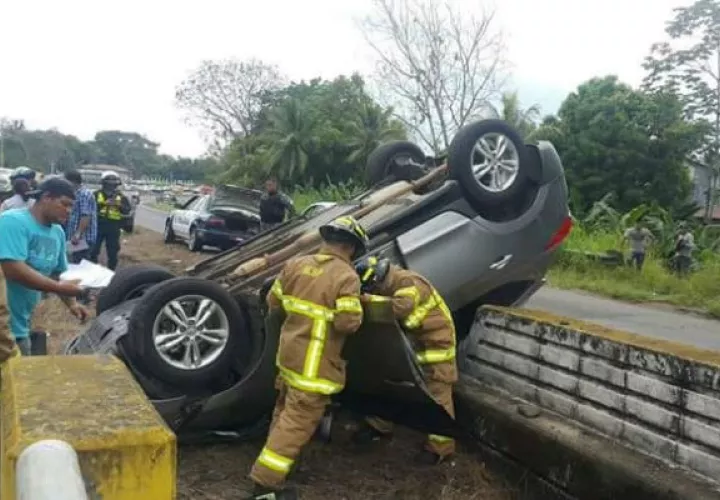 Bomberos proceden a sacar a la conductora del vehículo. Foto: Mayra Madrid. 