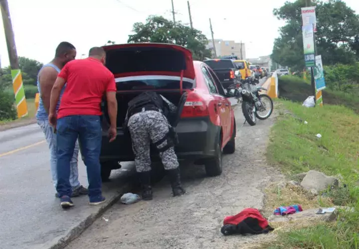 Los asaltantes se movilizaban en un vehículo rojo. Foto: Eric A. Montenegro.