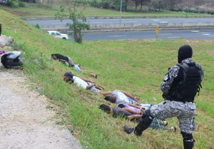 Entre los detenidos hay dos mujeres. Foto: Eric A. Montenegro.