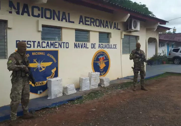 Los delincuentes dejaron abandonada la embarcación "Doña Reyna". 