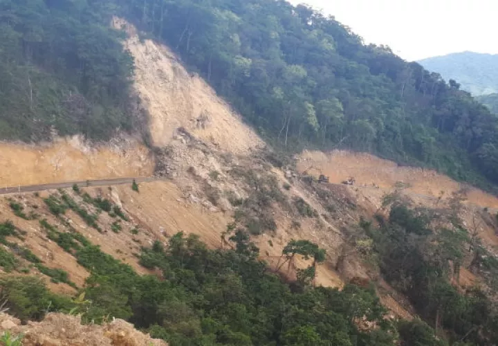 Vista del área del derrumbe que obstruye la vía. Foto: Elena Valdez. 