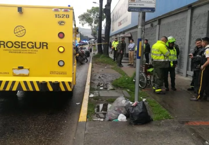 Autoridades colombianas inspeccionan el lugar del asalto. Foto tomada de la cuenta de Twitter de El Tiempo.