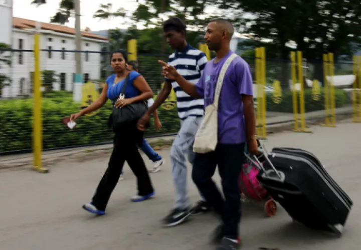 Venezolanos cruzan la frontera en busca de mejores oportunidades. FOTO/EFE