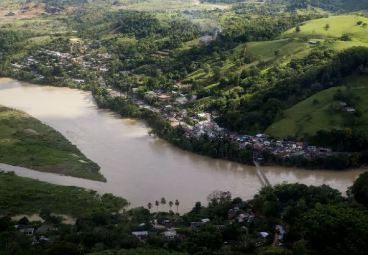 Colombia mantiene la alarma prendida y los ojos fijos sobre las aguas del río Cauca.