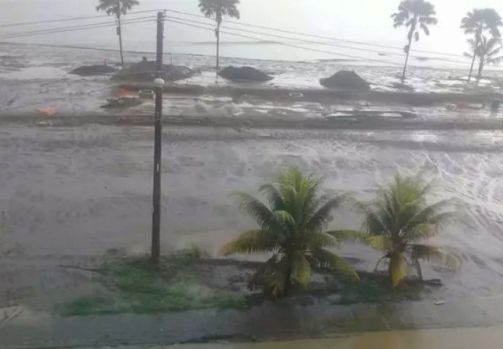 Varios sectores se inundaron en Colón por el fuerte aguacero. Foto/Diómedes Sánchez