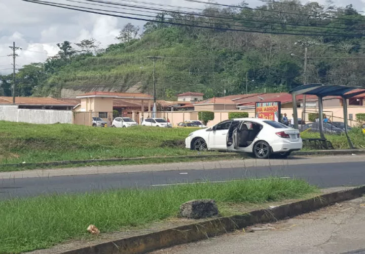 Este es el auto que fue atacado. Foto/Delfia Cortéz