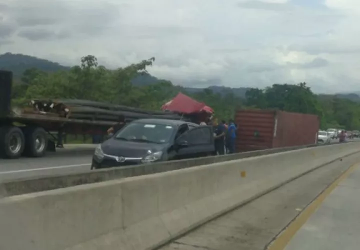 Un comunicado de la autopista Don Alberto Motta advierte que se realizan maniobras para despejar la vía.