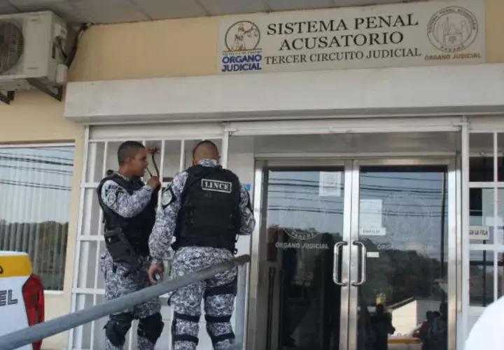 Ambos sujetos cayeron en un operativo policial. Foto: Eric A. Montenegro.